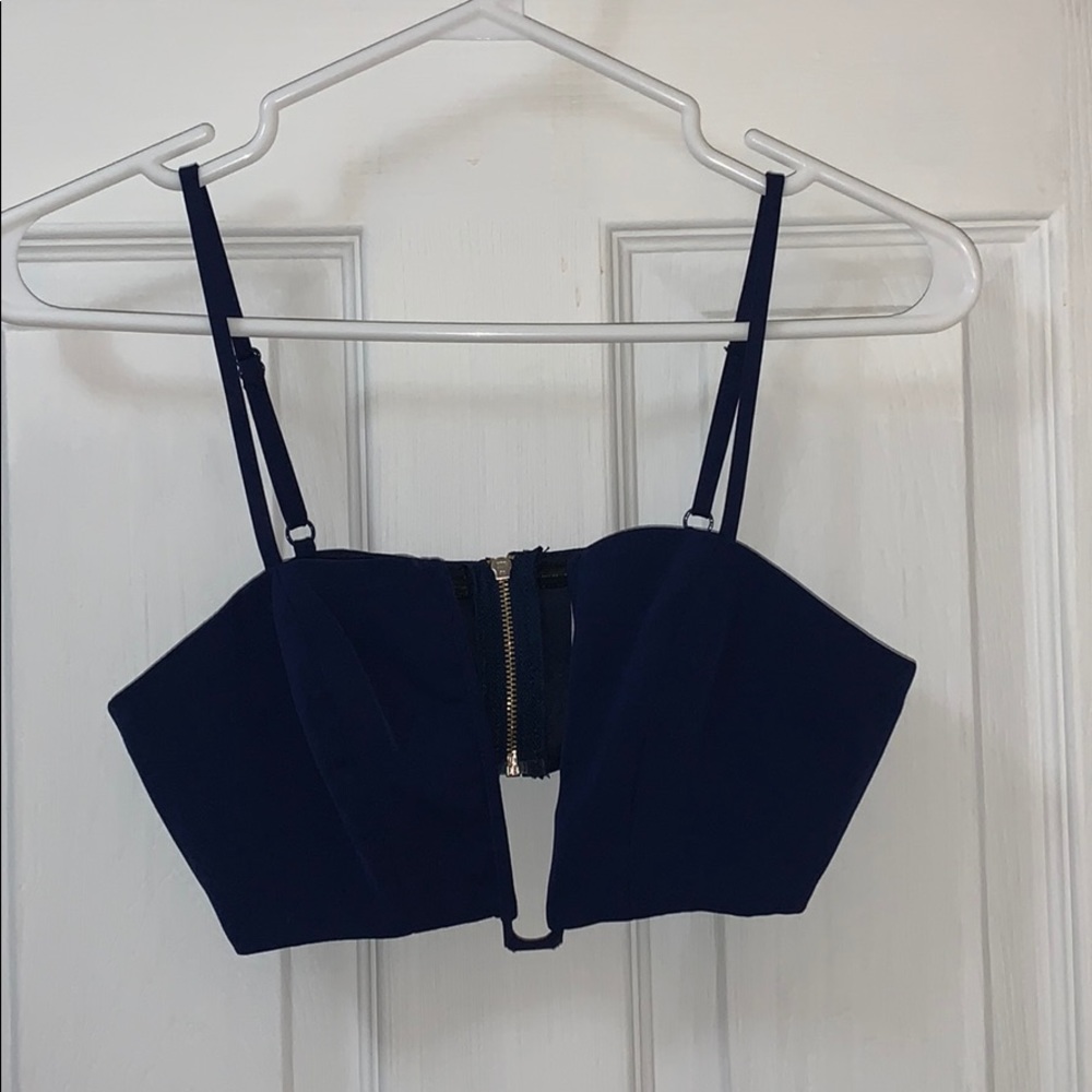 Cute zip up crop top.